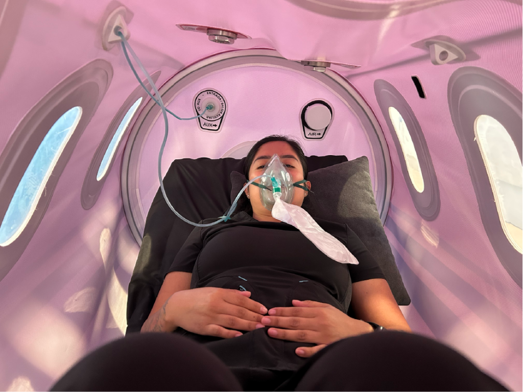 Persona dentro de una cámara hiperbárica